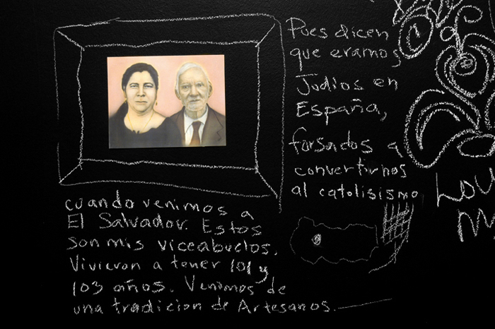 Photo of a couple on a blackboard with writing in Spanish.