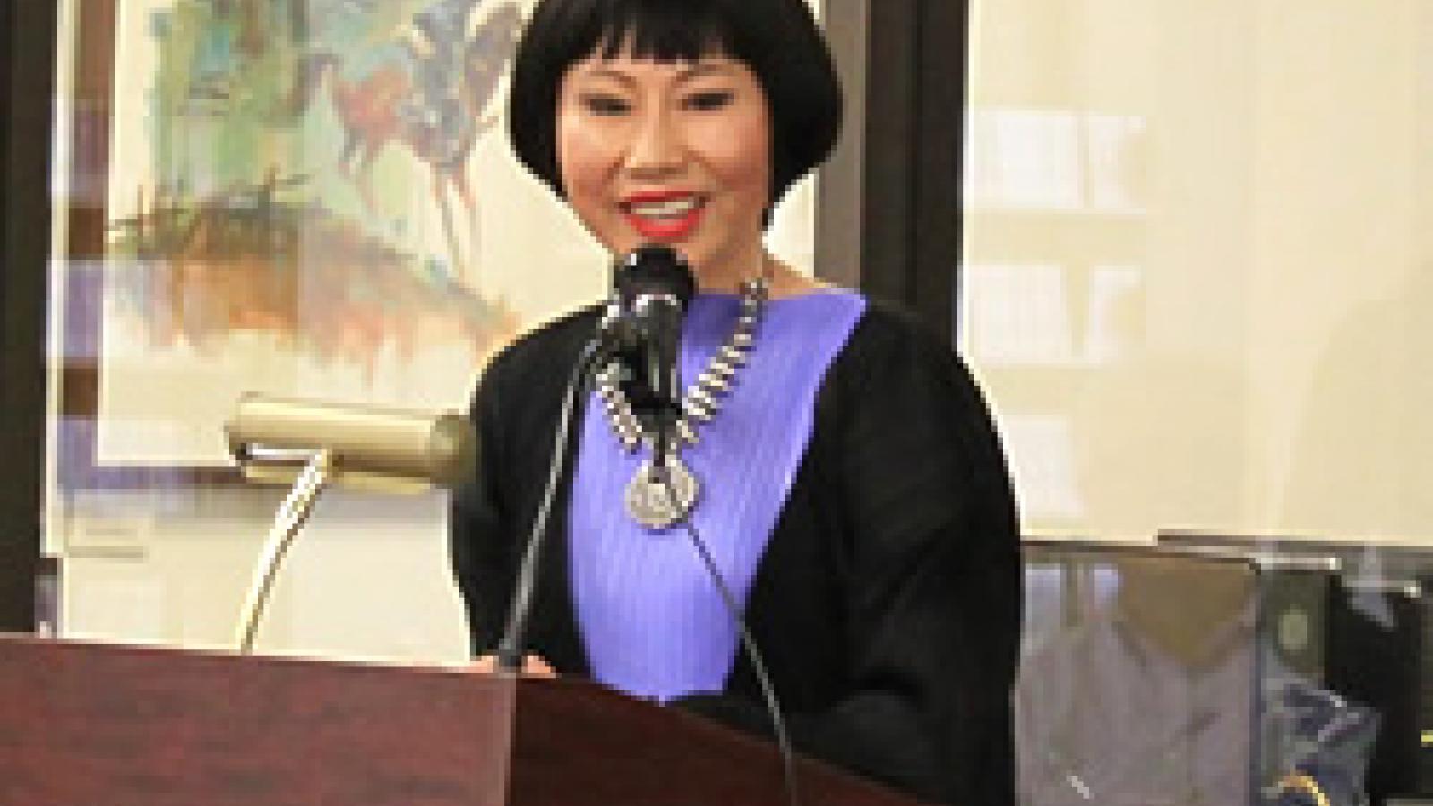 Amy Tan at a Big Read event at the Hillsborough County Public Library in Tampa, Florida. Photo by Bob Shonbrun