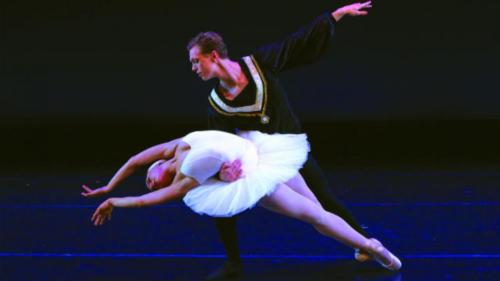 Two dancers in pas de deux Two dancers in pas de deux
